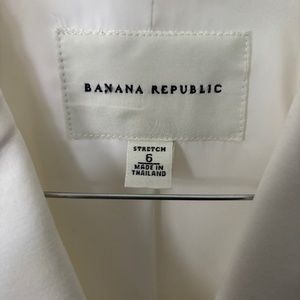 Nicely tailored crisp white blazer